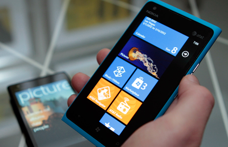Nokia confirms Lumia 900 software issue; offering fix and $100 credit